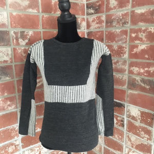 Slim-Fitting B & W Sweater with Ribbing Details